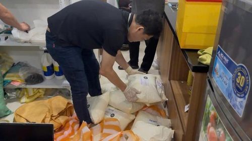 Các đối tượng "ngụy trang" ma túy dưới hình thức mua bán áo quần qua mạng xã hội. (Ảnh: Công an cung cấp)