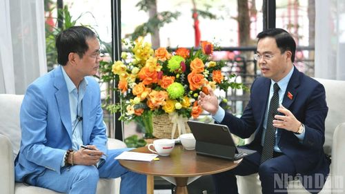 Tiến sĩ Trần Văn Khải trò chuyện cùng Nhà báo, MC Trần Hữu Việt, Báo Nhân Dân.