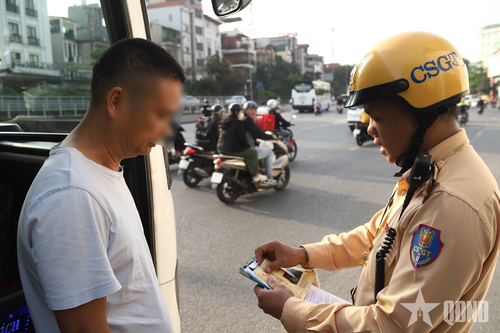 CSGT làm việc với tài xế xe khách vi phạm.