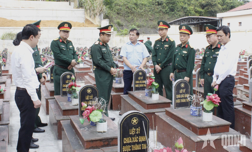 Ban chỉ đạo 515 Quân khu 2 khảo sát tại Nghĩa trang liệt sĩ Lạc Sơn.
