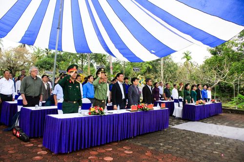  Lãnh đạo tỉnh Quảng Ngãi và các đại biểu chào cờ tại lễ tưởng niệm. Ảnh: NGUYỄN TRANG 
