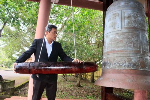  Ông Hồ Văn Niên, Bí thư Tỉnh ủy Quảng Ngãi thỉnh chuông tưởng niệm các nạn nhân. Ảnh: NGUYỄN TRANG 