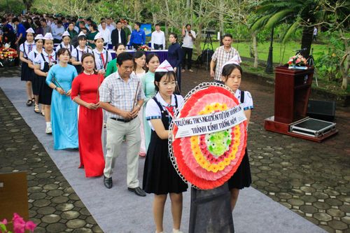  Các giáo viên và học sinh dâng hương tưởng niệm. Ảnh: NGUYỄN TRANG 