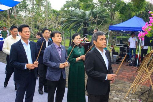  Lãnh đạo tỉnh Quảng Ngãi dâng hương tưởng niệm. Ảnh: NGUYỄN TRANG 