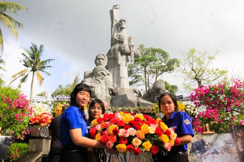 Hoa hồng dâng lên tượng đài Sơn Mỹ. Ảnh: NGUYỄN TRANG 