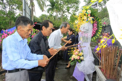  Gia đình các nạn nhân dâng hương tưởng nhớ. Ảnh: NGUYỄN TRANG 