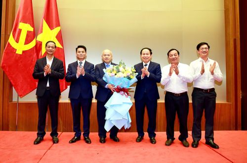 Lãnh đạo TP Hải Phòng tặng hoa chúc mừng đồng chí Đỗ Thành Trung. Ảnh: DUY THÍNH 
