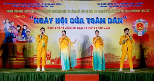  Nhóm ca Nam Sài Gòn biểu diễn tiết mục ca múa mashup “Quốc hội Việt Nam sáng mãi niềm tin - Việt Nam tự hào tiếp bước tương lai”. Ảnh: THÚY BÌNH 