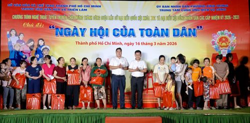  Đại diện phường Bình Trưng và Sở VH-TT TPHCM trao quà đến các cá nhân có hoàn cảnh khó khăn trên địa bàn phường. Ảnh: THÚY BÌNH 