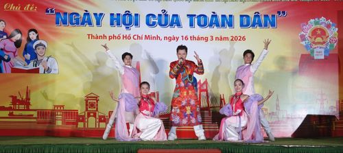  Ca sĩ Quốc Đại biểu diễn ca khúc “Giai điệu Việt Nam mình”. Ảnh: THÚY BÌNH 