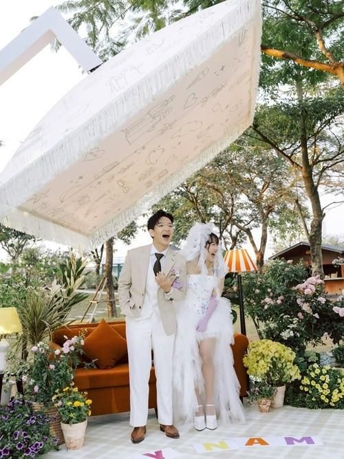 Khánh Linh cũng nhắc lại những lời từng nói trước đây về chuyện tình cảm. Cô từng nghĩ mình sẽ không kết hôn trước 30 tuổi, thậm chí không nghĩ sẽ gắn bó với một ca sĩ. Tuy nhiên, sau khi gặp Hoàng Dũng, mọi dự định dần thay đổi. Ảnh: Instagram Khánh Linh.