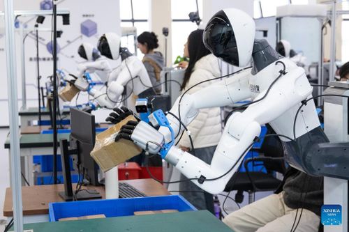 Trung tâm này thuộc Hubei Humanoid Robot Innovation Center, một phần trong mạng lưới “vườn ươm robot” do chính phủ Trung Quốc tài trợ.