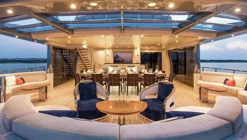 Không ít du thuyền của các tỷ phú còn tích hợp sân bay trực thăng, và sử dụng vật liệu quý hiếm như vàng 24k, đá thiên thạch hay xương khủng long. Ảnh: Forbes