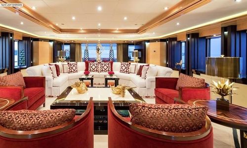 Đèn cần có chi tiết bằng thủy tinh hoặc kim loại bóng để tăng khả năng phản chiếu, thay vì những đèn chùm lớn dễ khiến không gian trở nên nặng nề. Ảnh: PaperCity Magazine