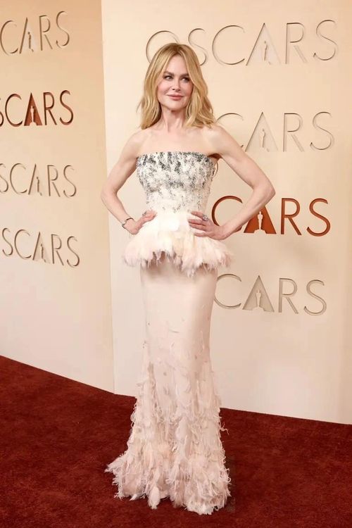 "Thiên nga Úc" Nicole Kidman khoe sắc vóc trẻ trung ở tuổi 58 trong chiếc váy màu hồng nhạt làm từ voan và lông vũ.