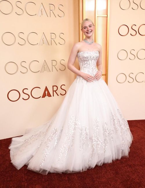 Xuất hiện trên thảm đỏ Oscars, Elle Fanning diện trên mình bộ đầm quây ngực dáng công chúa vô cùng ngọt ngào. Năm nay, cô nhận đề cử với hạng mục Nữ diễn viên phụ xuất sắc.