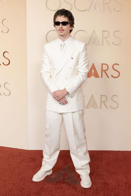 Thảm đỏ Oscar năm nay quy tụ nhiều ngôi sao đình đám trên thế giới như: Timotheé Chalamet, Leonardo DiCaprio, Anne Hathaway, Emma Stone, Elle Fanning…