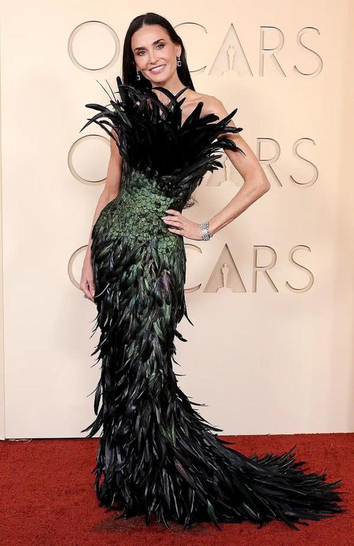 Demi Moore khoe sắc nổi bật trên thảm đỏ Oscars dù đã U70.