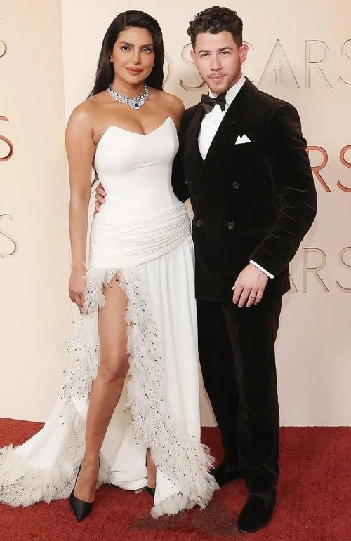 Cô kiêu sa, sánh bước cùng "ông xã" kém tuổi Nick Jonas.