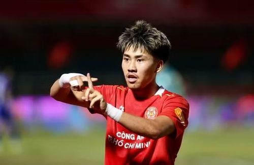 Chỉ sau 5 trận, cầu thủ sinh năm 2006 đã ghi 3 bàn thắng, một hiệu suất đáng kinh ngạc với một tiền vệ mới 20 tuổi vừa đến với bóng đá Việt Nam.