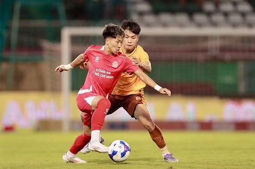 Phút 76, từ đường căng ngang chuẩn xác của đồng đội, Khoa Ngô di chuyển thông minh rồi dứt điểm cận thành lạnh lùng giúp CLB CA TP.HCM có trọn 3 điểm.