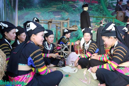 Báo cáo Hạnh phúc thế giới năm 2025 cho thấy, Việt Nam đứng thứ 46 trên thế giới và chỉ đứng sau Singapore tại khu vực Đông Nam Á. Trong ảnh: Nụ cười hạnh phúc của người phụ nữ dân tộc Lô Lô đen (tỉnh Cao Bằng). Ảnh: Bích Nguyên