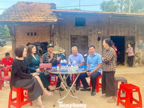 Đoàn công tác thăm hỏi gia đình bà Đỗ Thị Hình.