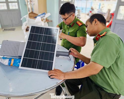 Công trình gồm 12 đèn năng lượng mặt trời được lắp đặt dọc tuyến đường liên thôn, xóm.