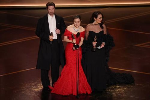 Chris Appelhans, Maggie Kang và Michelle Wong nhận giải Oscar cho Phim hoạt hình xuất sắc nhất với tác phẩm KPop Demon Hunters. Ảnh: Getty Images