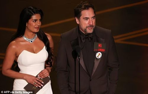 Javier Bardem trao giải cùng Hoa hậu Thế giới 2000 Priyanka Chopra. Ảnh: Getty Images.