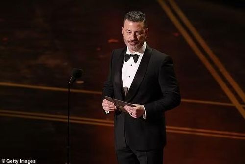 Jimmy Kimmel trao giải phim tài liệu. Ảnh: Getty Images