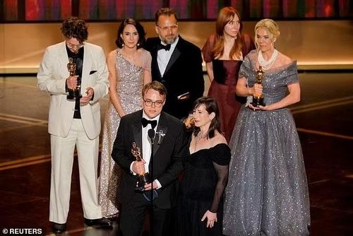 Ê kíp Mr. Nobody Against Putin trên sân khấu Oscar. Ảnh: Reuters.