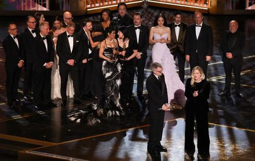 Paul Thomas Anderson cùng dàn diễn viên, ê kíp phim trên sân khấu trao giải Phim hay nhất. Ảnh: Getty Images