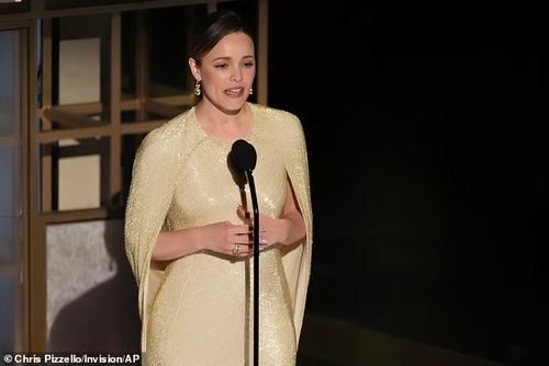 Rachel McAdams tri ân Diane Keaton tại Oscar 2026. Ảnh: AP
