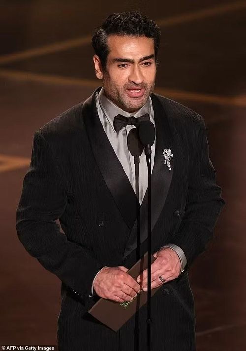 Kumail Ali Nanjiani là người công bố giải thưởng. Ảnh: Getty Images.