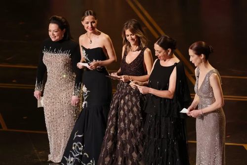Melissa McCarthy, Rose Byrne, Kristen Wiig, Maya Rudolph và Ellie Kemper tái hợp nhân kỷ niệm 15 năm phát hành phim Bridesmaids. Ảnh: Getty Images.