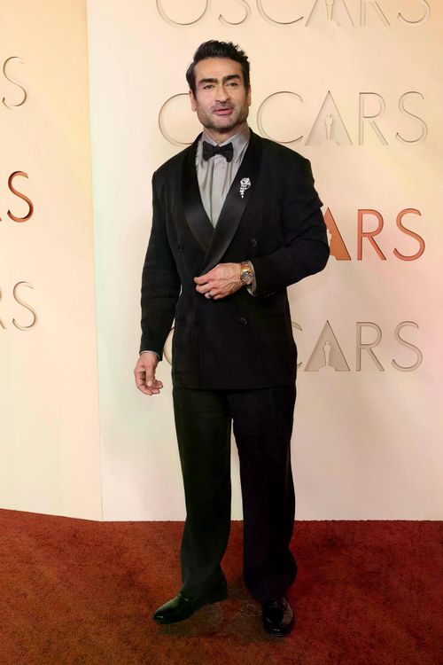 Kumail Nanjiani chọn bộ tuxedo đen cổ điển của Giorgio Armani dự thảm đỏ với toàn mỹ nhân Hollywood. Tài tử gốc Pakistan phối trang phục cùng nơ đen và ghim cài áo kim loại hoàn thiện vẻ ngoài lịch lãm.
