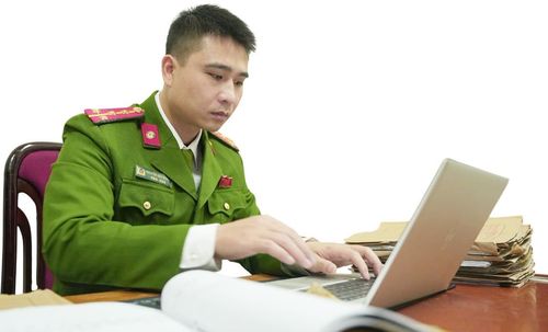 Đại úy Nguyễn Hữu Dũng trong lúc làm việc.