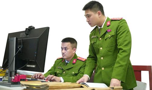 Đại úy Dũng cùng đồng nghiệp phân tích hồ sơ và trao đổi nghiệp vụ.