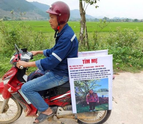 Ông Nguyễn Hồng Trường dán thông báo lên xe máy và rong ruổi đi tìm mẹ.