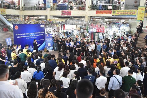 Tiểu thương chợ Hà Đông tập trung lắng nghe, được hỗ trợ trước kỳ kê khai thuế đầu tiên.