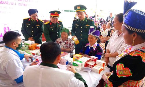 Đông đảo người dân được khám bệnh, nhận thuốc miễn phí từ các y, bác sĩ của Đoàn Kinh tế - Quốc phòng 4.