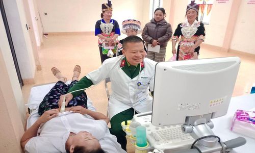 Hoạt động khám chữa bệnh và tuyên truyền pháp luật góp phần thắt chặt tình đoàn kết quân - dân nơi biên giới.