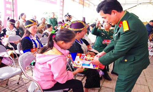 Cán bộ Đoàn Kinh tế - Quốc phòng 4 tuyên truyền chủ trương, chính sách của Đảng và Nhà nước đến người dân vùng biên.