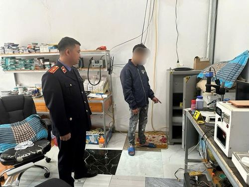  Kiểm sát viên kiểm sát việc thực nghiệm hiện trường.