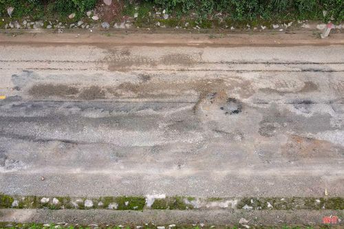 Thời gian gần đây, khi lưu thông trên quốc lộ 15 (trước đây là quốc lộ 15A) đoạn từ ngã ba Khe Giao ở xã Toàn Lưu đi xã Hà Linh, người tham gia giao thông không khỏi lo lắng khi mặt đường bị hư hỏng, xuống cấp.