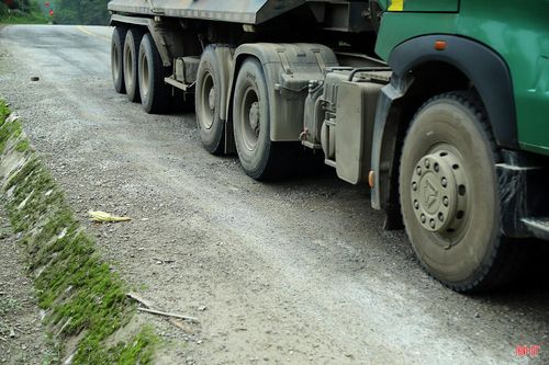 Cùng với đó, xung quanh dốc Đồng Bụt có 4 mỏ đất san lấp đang được khai thác, lượng xe tải chở vật liệu xây dựng lưu thông tấp nập càng khiến cho mặt đường xuống cấp, hư hỏng nhanh.
