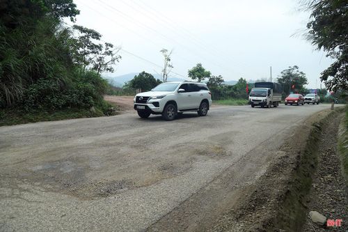 Quốc lộ 15 qua dốc Đồng Bụt có lưu lượng người và phương tiện tham gia giao thông khá lớn. Việc mặt đường đoạn tuyến xuất hiện nhiều điểm hư hỏng gây mất an toàn giao thông.