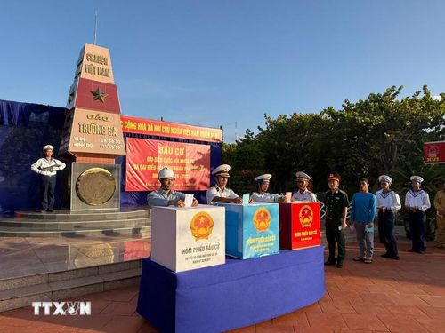 Cử tri ở điểm bỏ phiếu số 14, đặc khu Trường Sa bỏ phiếu đại biểu Quốc hội khóa XVI và đại biểu Hội đồng Nhân dân các cấp nhiệm kỳ 2026/2031. (Ảnh: TTXN phát)