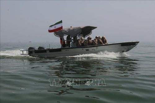 Hải quân Iran tham gia cuộc tập trận tại cảng Bandar Abbas, gần eo biển Hormuz ngày 19/2/2026. Ảnh: Anadolu Agency/TTXVN